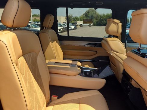 Used 2022 Jeep Grand Wagoneer Series III AWD/4WD image 21