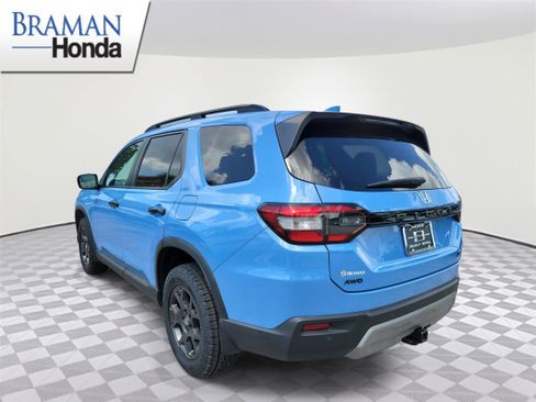 Certified 2023 Honda Pilot TrailSport image 3