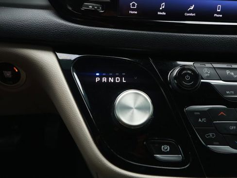 Used 2022 Chrysler Pacifica Touring-L image 18