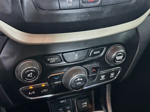 Used 2017 Jeep Cherokee Latitude w/ Safety/Convenience Group FWD image 24