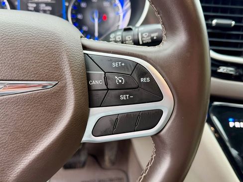 Used 2017 Chrysler Pacifica Touring-L FWD image 32