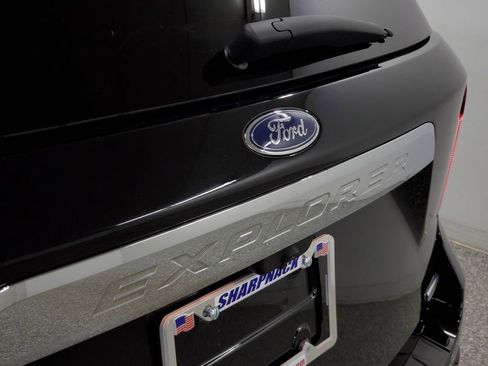 Used 2020 Ford Explorer XLT w/ Equipment Group 202A image 25