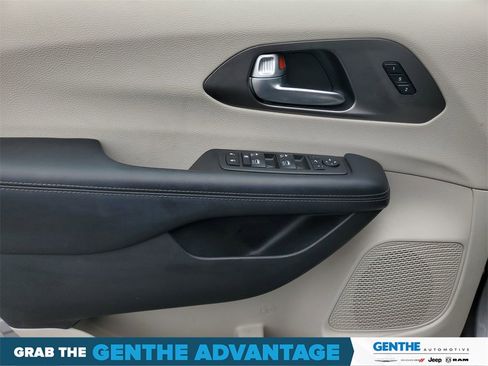 Used 2019 Chrysler Pacifica Limited image 11