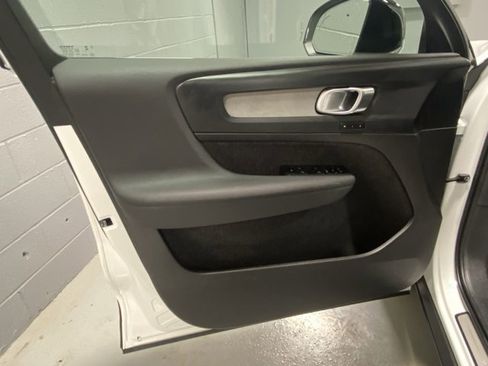 Used 2025 Volvo XC40 B5 Plus image 7