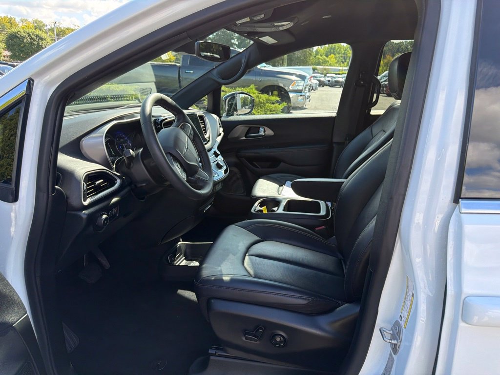 Used 2025 Chrysler Pacifica Select FWD image 14