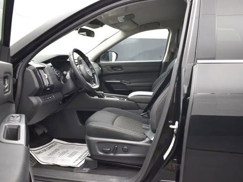 Used 2025 Nissan Pathfinder SV image 14