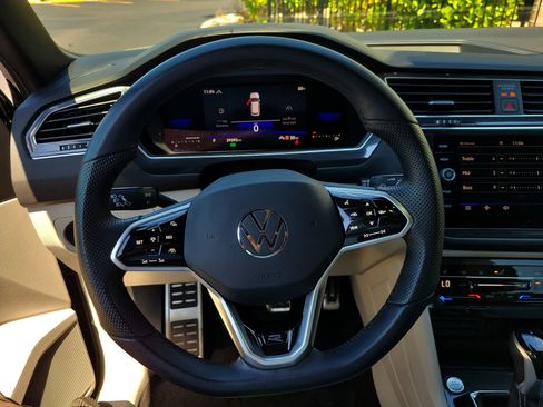 Used 2023 Volkswagen Tiguan SE R-Line AWD/4WD image 32