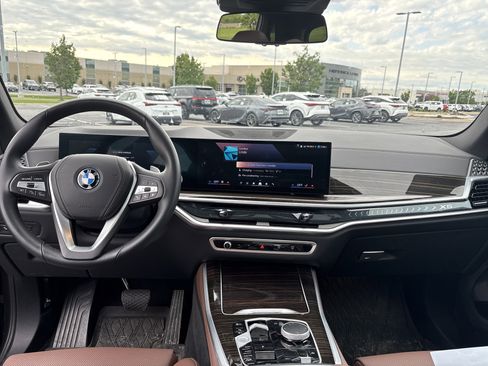Used 2025 BMW X5 xDrive50e w/ Parking Assistance Package AWD/4WD image 15