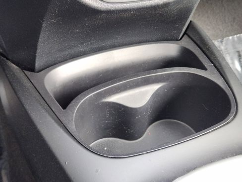 Used 2016 Toyota Yaris L image 23