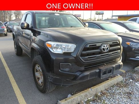 Used 2017 Toyota Tacoma SR image 3