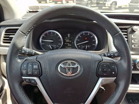 Used 2016 Toyota Highlander XLE AWD/4WD image 19