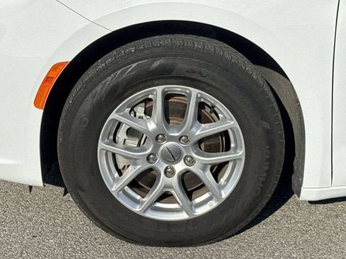 Used 2023 Chrysler Pacifica Touring-L FWD image 22