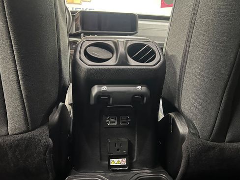 Used 2025 Jeep Wrangler Unlimited Sahara AWD/4WD image 58