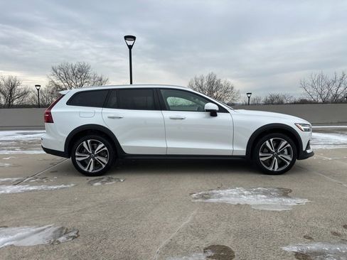 Certified 2025 Volvo V60 B5 Cross Country Plus image 10