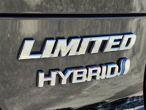 Used 2021 Toyota Venza Limited image 9