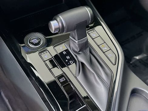 Used 2024 Kia Niro EX Touring image 18