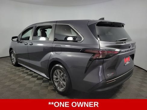 Used 2025 Toyota Sienna XLE FWD image 6