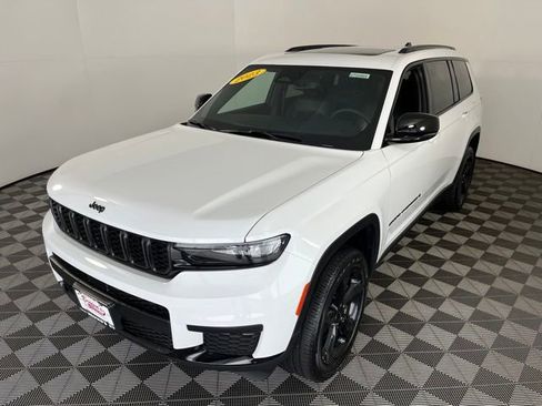 Used 2023 Jeep Grand Cherokee L Laredo image 3