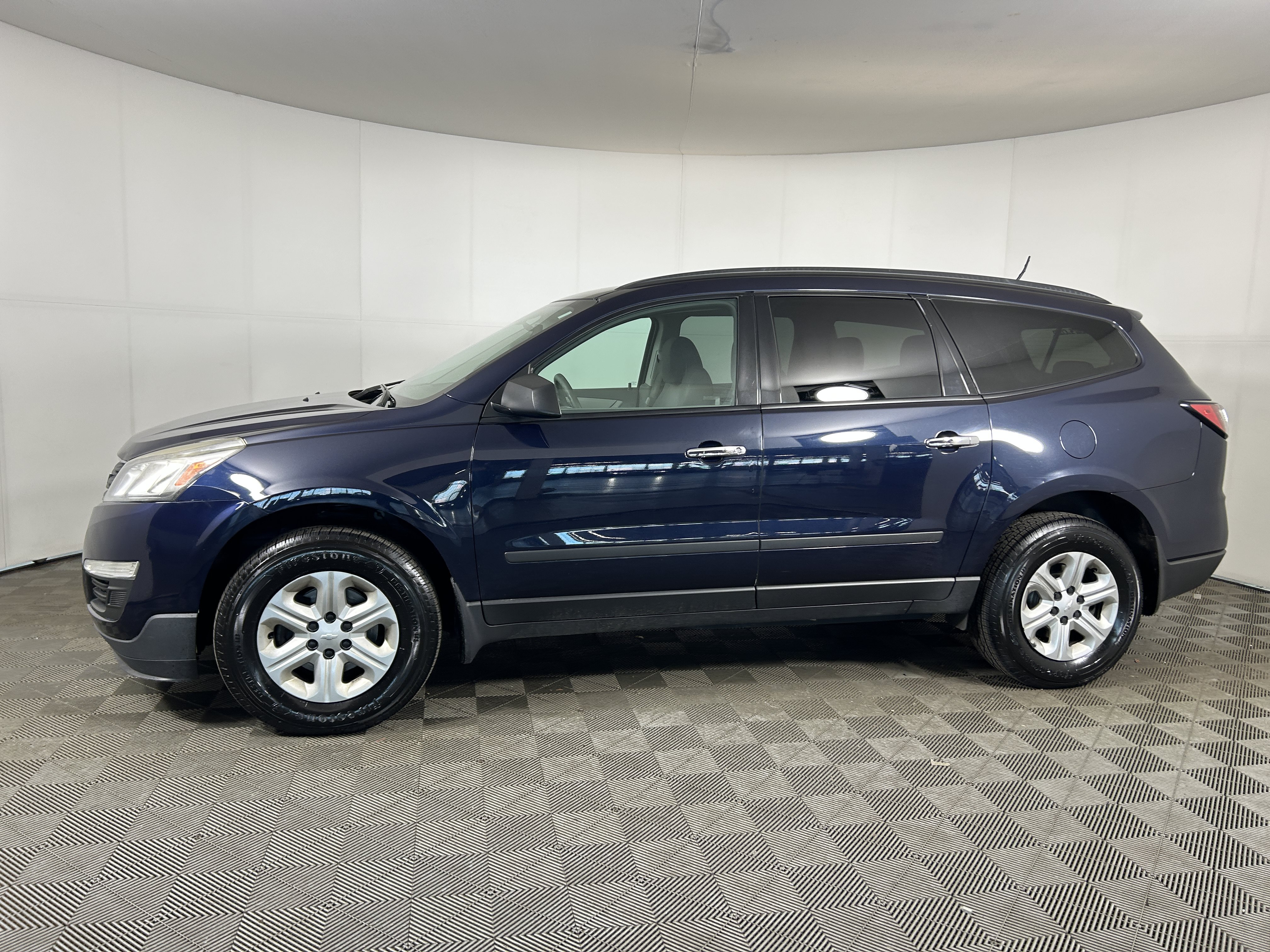 Used 2017 Chevrolet Traverse LS FWD image 2