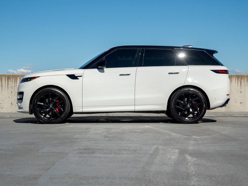 Used 2023 Land Rover Range Rover Sport SE Dynamic AWD/4WD image 3