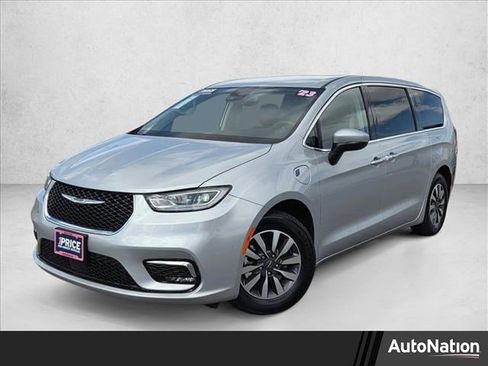 Used 2023 Chrysler Pacifica Touring-L FWD image 1