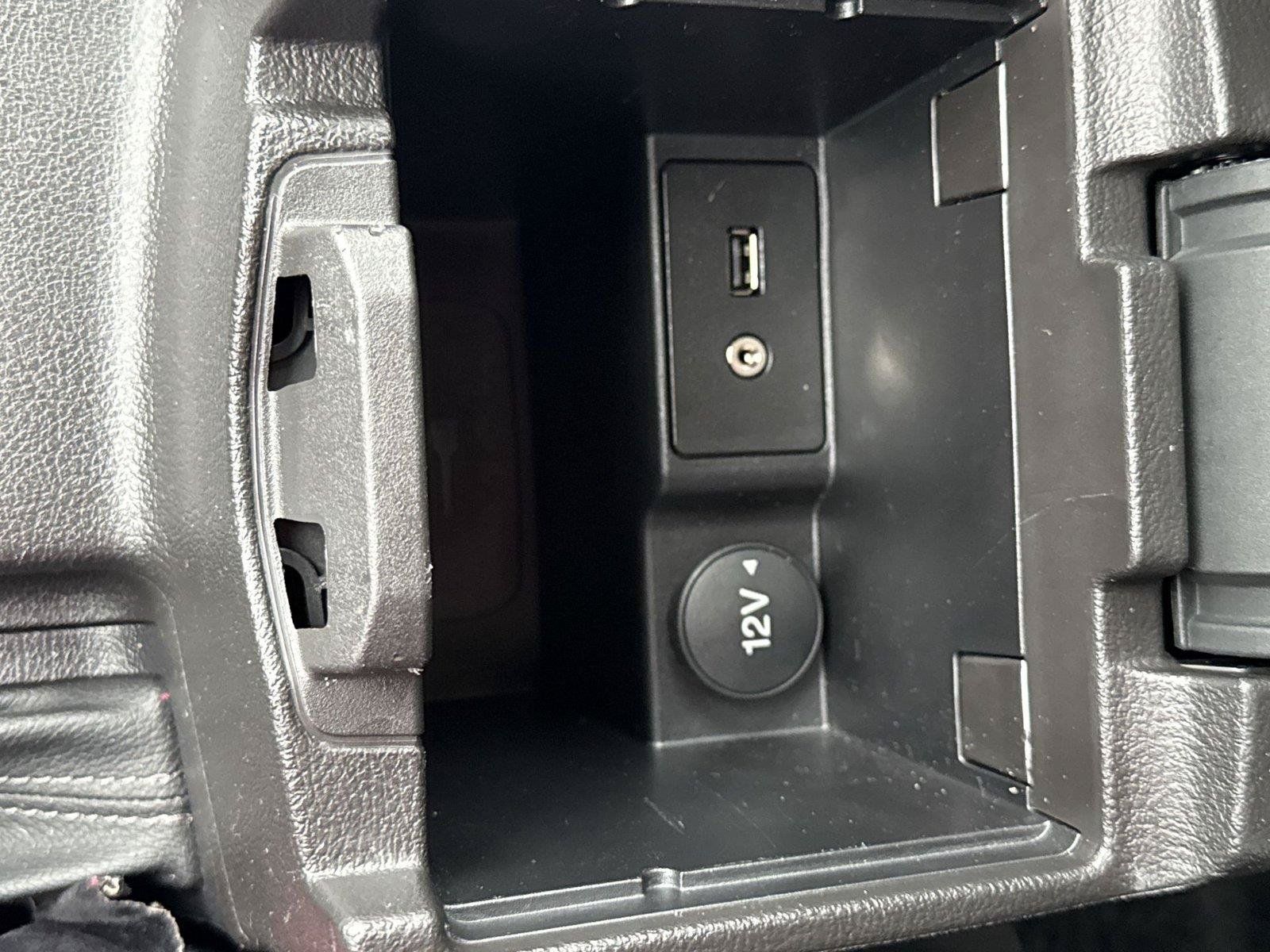 Used 2016 Ford Focus SE w/ SE Power Seat Package FWD image 32