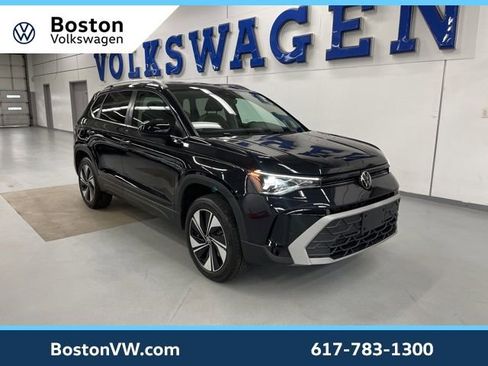 Used 2025 Volkswagen Taos SE w/ Panoramic Sunroof Package image 5