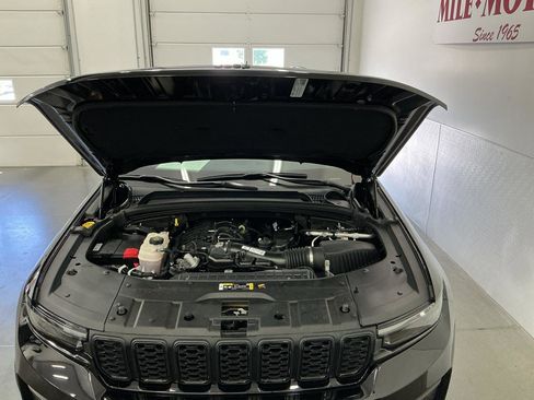 Used 2023 Jeep Grand Cherokee Altitude AWD/4WD image 27