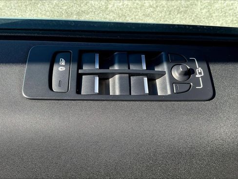 Used 2020 Land Rover Discovery Sport S image 30