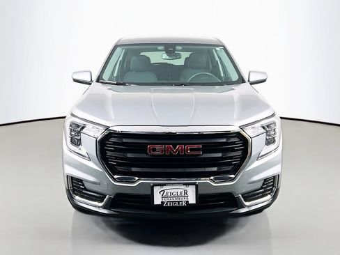Used 2024 GMC Terrain SLE FWD image 2