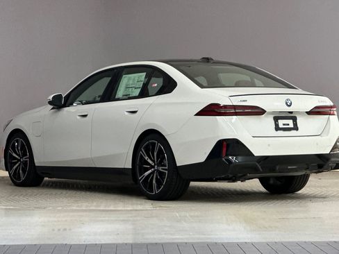 New 2026 BMW 550e xDrive image 3