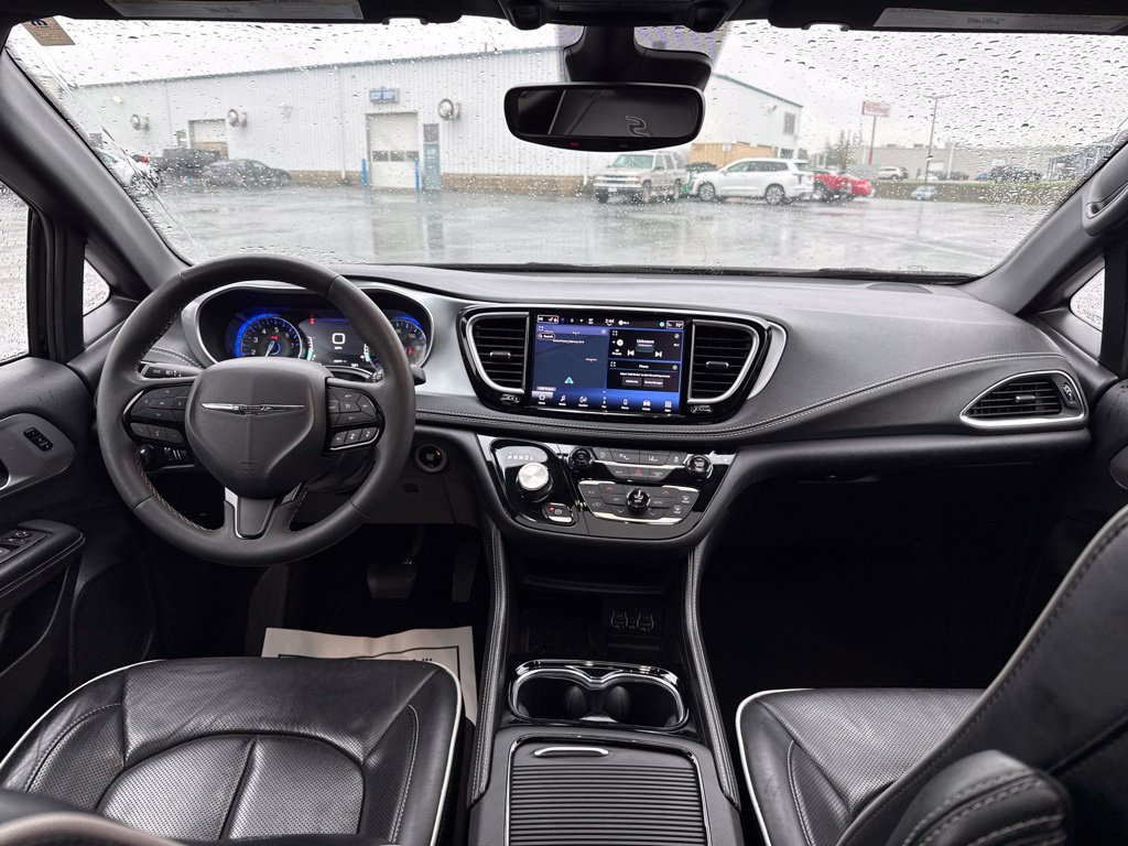 Used 2025 Chrysler Pacifica Limited FWD image 15