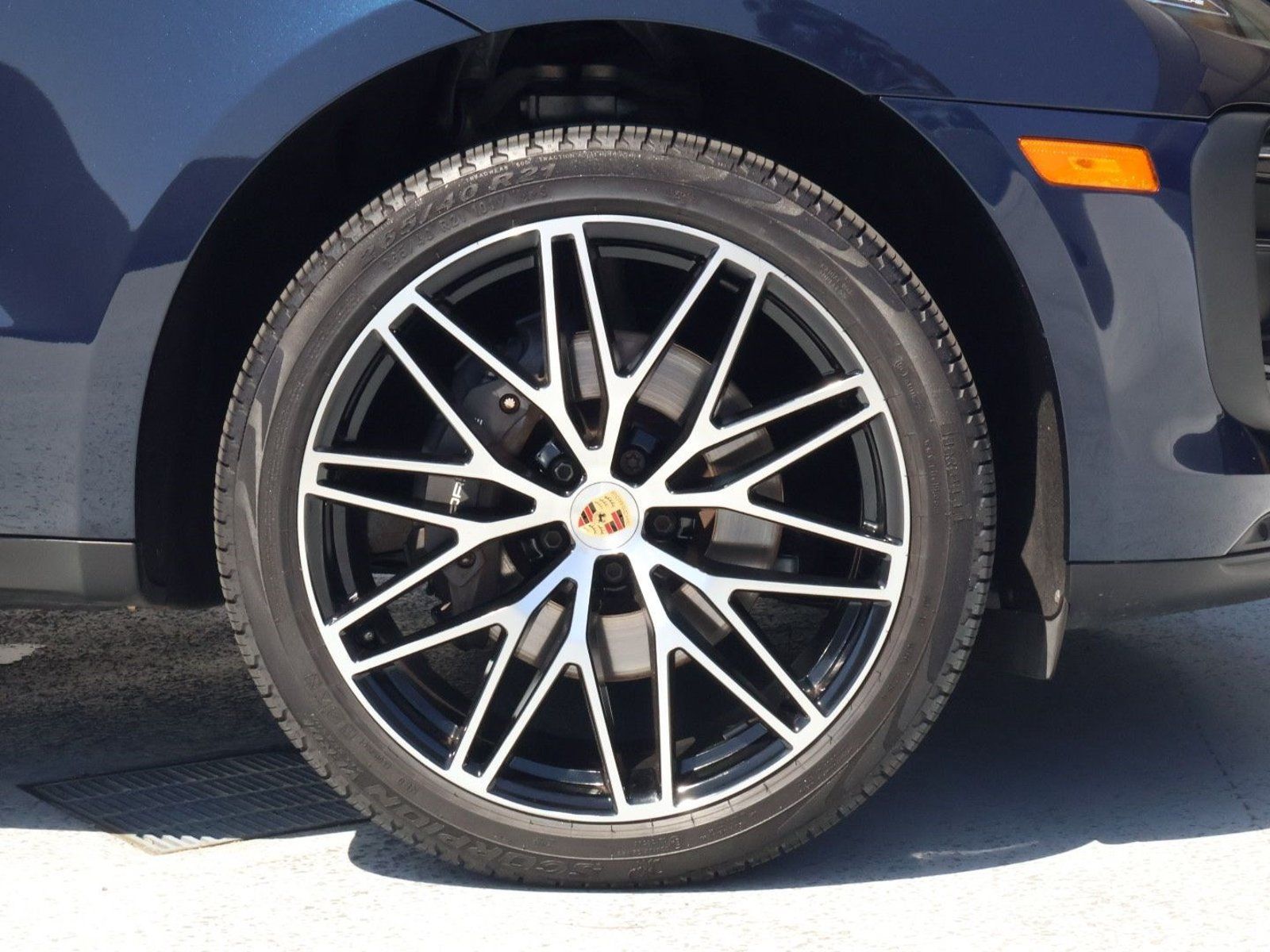 Certified 2023 Porsche Macan AWD/4WD image 25