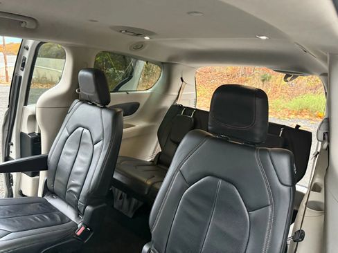 Used 2017 Chrysler Pacifica Touring-L Plus image 26