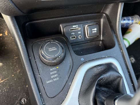 Used 2015 Jeep Cherokee Latitude w/ Comfort/Convenience Group image 17