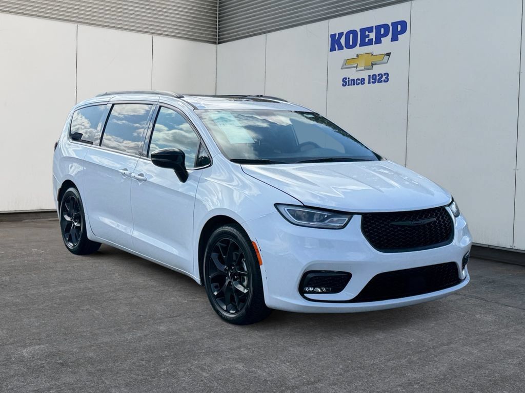 Used 2025 Chrysler Pacifica Limited FWD image 7