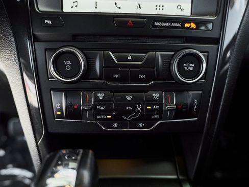 Used 2017 Ford Explorer XLT w/ Equipment Group 202A AWD/4WD image 31