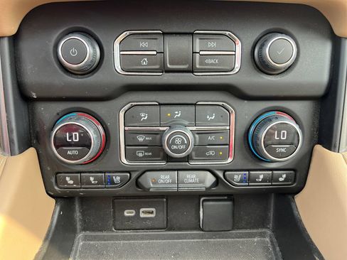 Used 2023 Chevrolet Tahoe Premier AWD/4WD image 28