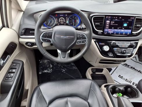 Used 2024 Chrysler Pacifica Touring-L FWD image 9