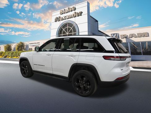 Used 2024 Jeep Grand Cherokee Limited w/ Luxury Tech Group II AWD/4WD image 10