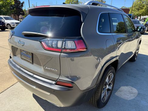 Used 2019 Jeep Cherokee Limited w/ Luxury Group image 5