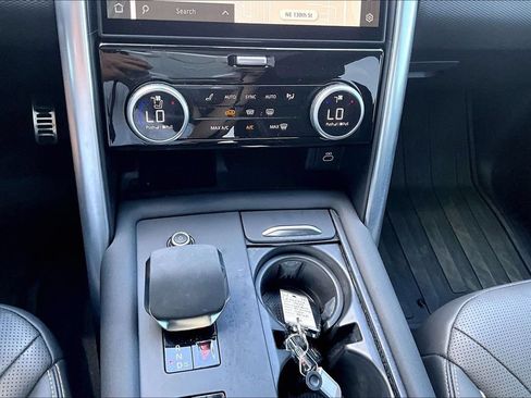 Used 2024 Land Rover Discovery Dynamic SE AWD/4WD image 23