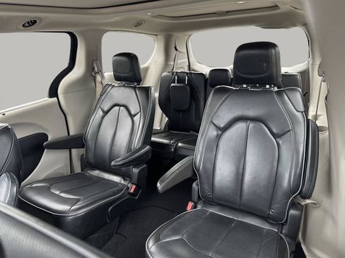 Used 2019 Chrysler Pacifica Limited FWD image 11