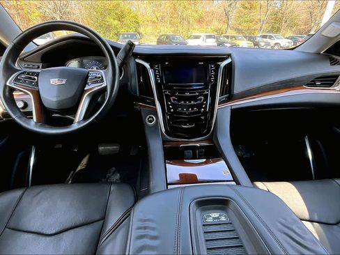 Used 2018 Cadillac Escalade Luxury image 15
