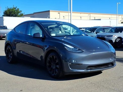 Used 2023 Tesla Model Y Long Range image 3