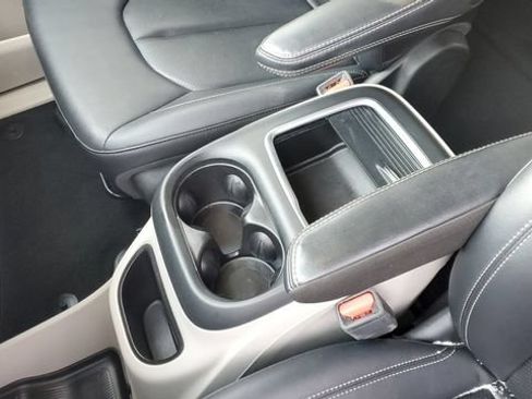 Used 2024 Chrysler Pacifica Touring-L FWD image 18