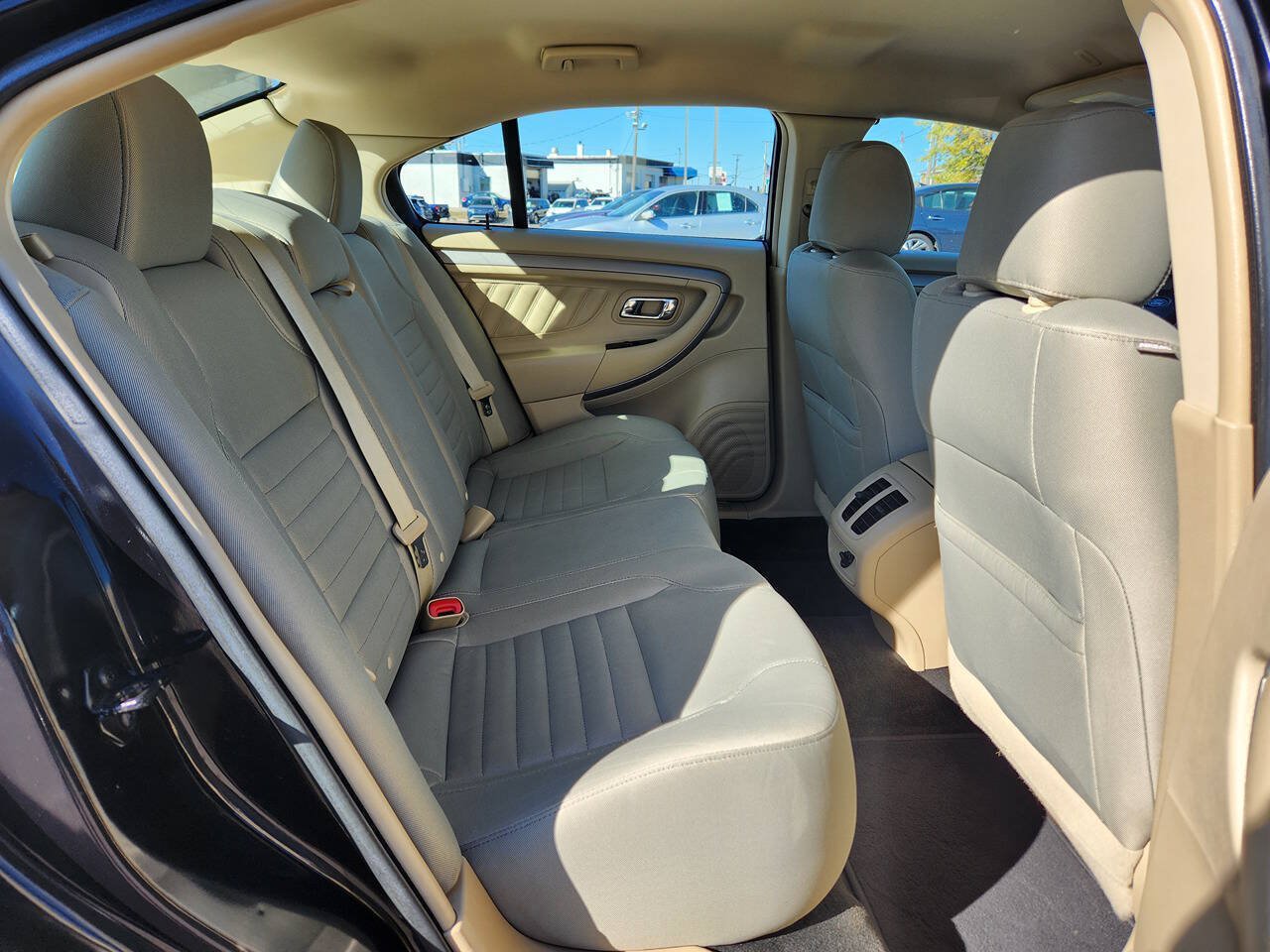 Used 2016 Ford Taurus SE FWD image 15