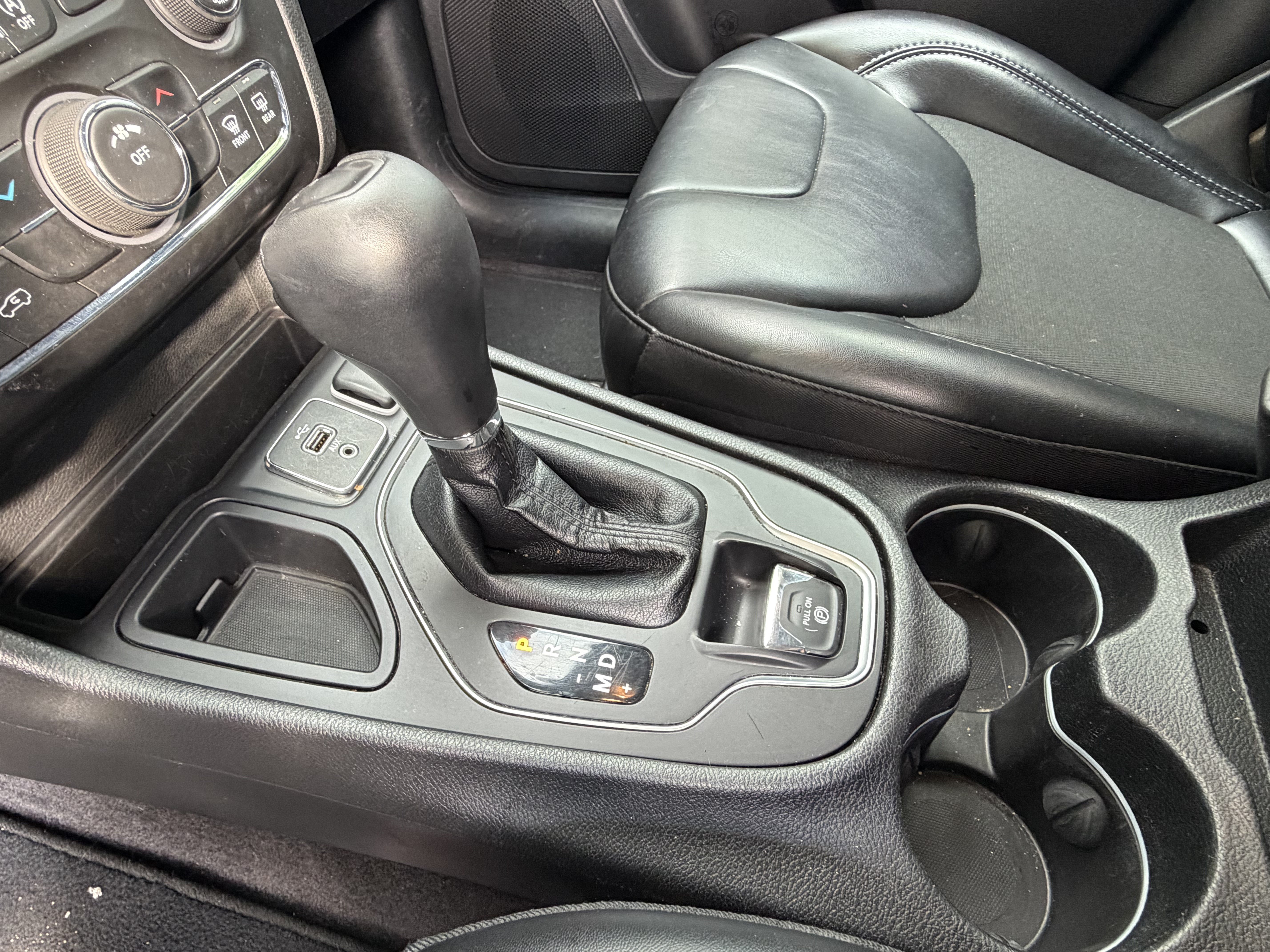 Used 2019 Jeep Cherokee Latitude Plus FWD image 28