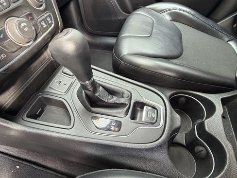 Used 2019 Jeep Cherokee Latitude Plus FWD image 28