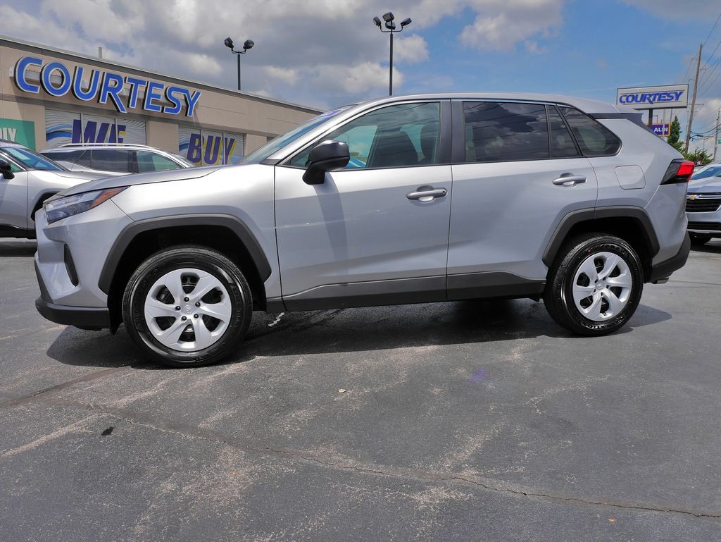 Used 2025 Toyota RAV4 LE AWD/4WD image 8